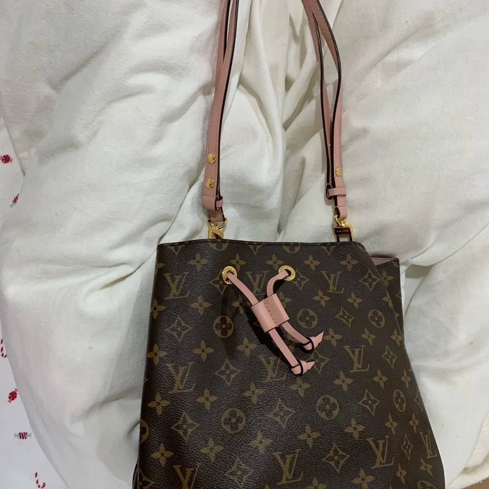 Louis Vuitton NeoNoe in Rose